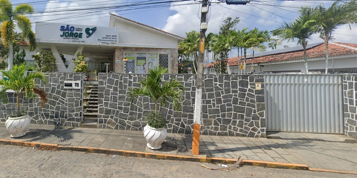 Fachada e entrada reais da Clínica São Jorge em Timbaúba